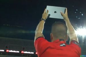 América vs Atlético Nacional: Árbitro anuncia tiempo añadido con una tablet