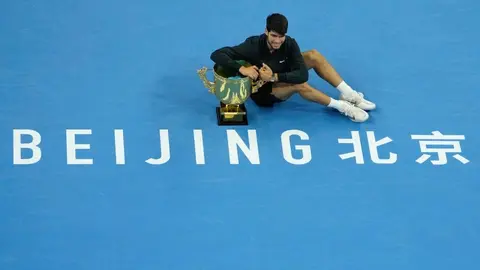 Carlos Alcaraz remontó ante Sinner para ganar el Abierto de China