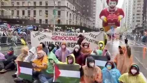 Manifestantes pro Palestina interrumpen el desfile de Acción de Gracias en Nueva York