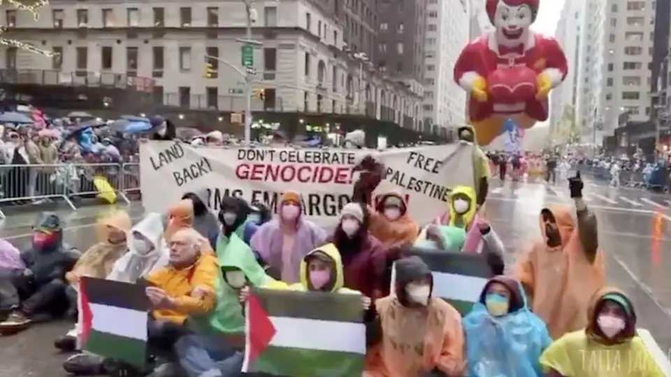 Manifestantes pro Palestina interrumpen el desfile de Acción de Gracias en Nueva York