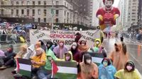 Manifestantes pro Palestina interrumpen el desfile de Acción de Gracias en Nueva York