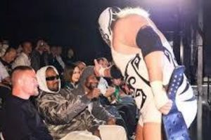 Kanye West sorprende a todos en show de lucha libre en Japón