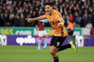 ¡Lo extrañan! Aficionados de los Wolves piden que regrese Raúl Jiménez