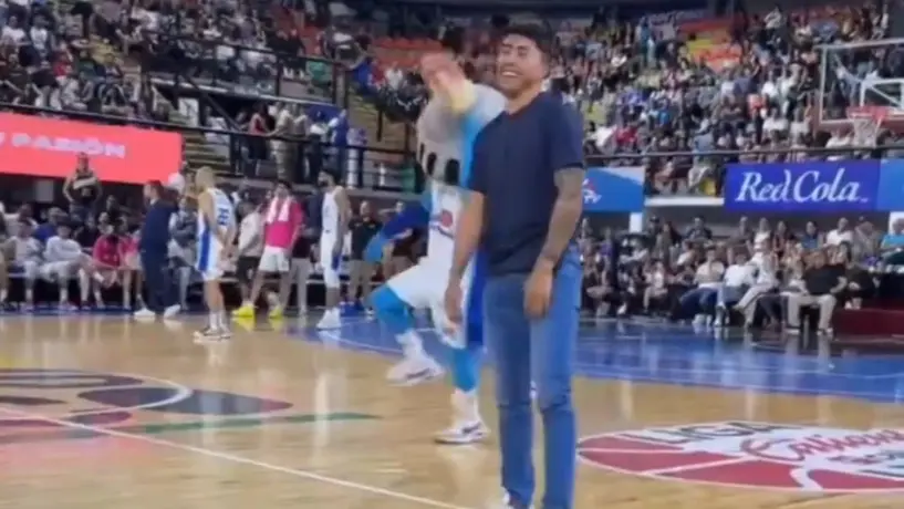 Cowell y Govea de Chivas, se ponen a bailar en partido de los Astros de Jalisco