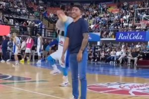 Cowell y Govea de Chivas, se ponen a bailar en partido de los Astros de Jalisco