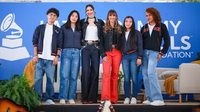 Ha*Ash sorprende a niños de CDMX con entrega de instrumentos musicales