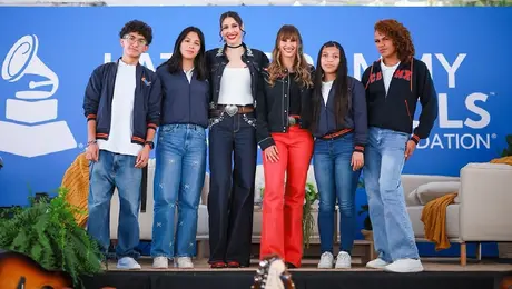 Ha*Ash sorprende a niños de CDMX con entrega de instrumentos musicales