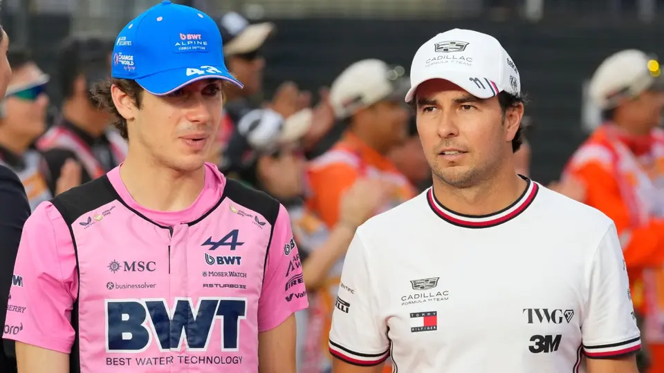Franco Colapinto y Checo Pérez en el paddock de la F1 | AP