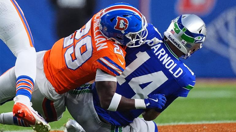 McMillian, esquinero de Denver, capturando al QB de Seattle, Sam Darnold | AP