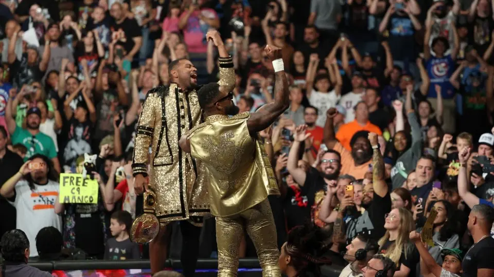 Angelo Dawkins y Montez Ford durante el Monday Night Raw en Allstate Arena | AFP