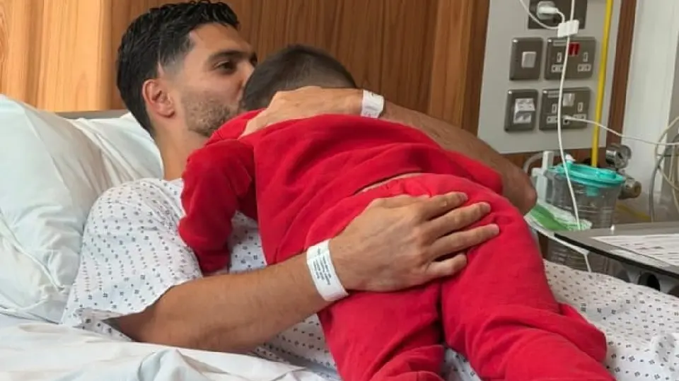 Raúl Jiménez con su hijo | IG:@raualonsojimenez9