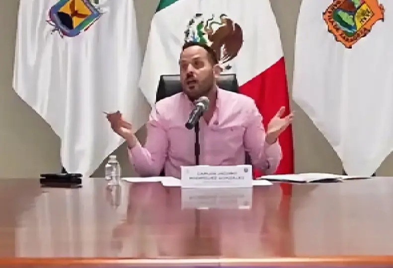 El pleito entre ambos políticos fue calmado por la gente que estaba en la sesión / Especial