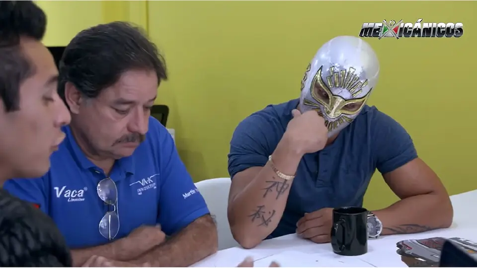 Místico platicando con integrantes de Mexicánicos sobre el rediseño de su mustang | CAPTURA