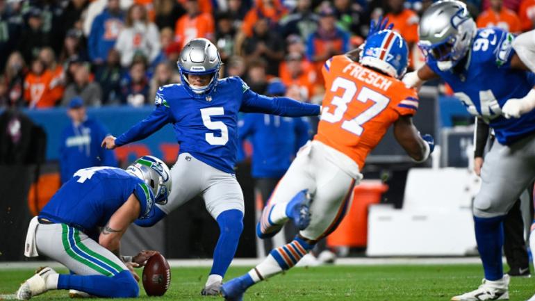 Jason Myers, pateador de Seattle, poniendo puntos ante los Broncos | AP
