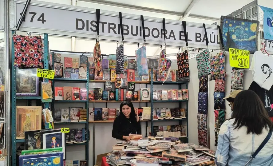 Los módulos editoriales ofrecen libros de distintos géneros y precios durante la FIL del Zócalo 2026./Jacqueline Obregón