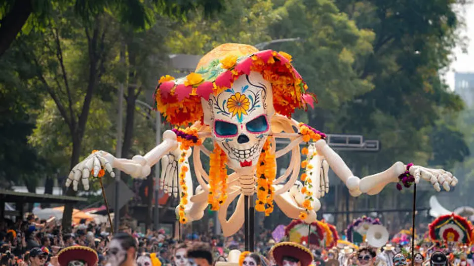 Carros alegóricos, catrinas y figuras monumentales formarán parte del espectáculo dedicado a una de las tradiciones más importantes de México. / iStock