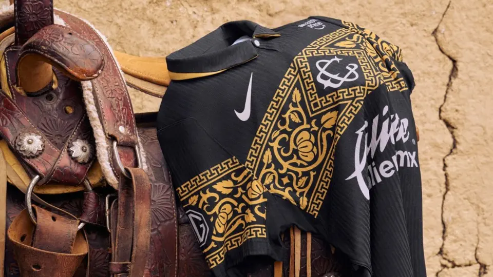 El nuevo uniforme de Chivas es negro con detalles dorados inspirados en la charrería | chivasdecorazon.com.mx