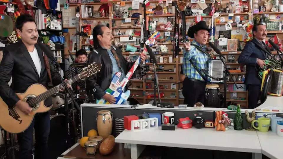 Los Tigres del Norte llevaron su música y su mensaje sobre la migración al reconocido formato Tiny Desk de NPR Music. / Captura