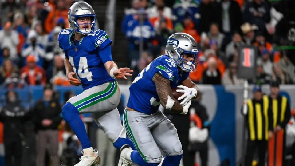 Sam Darnold entregando el balón a su corredor en el duelo ante los Broncos | AP