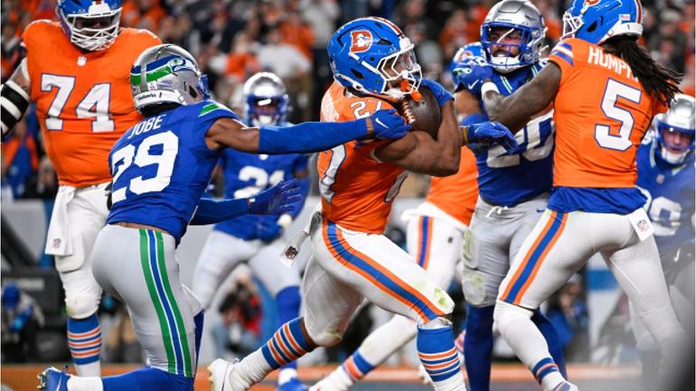 JK Dobbins anotando ante los Seattle Seahawks | AP