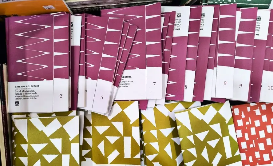 El libro más barato del stand de la UNAM cuesta 15 pesos y es un material de lectura./Jacqueline Obregón