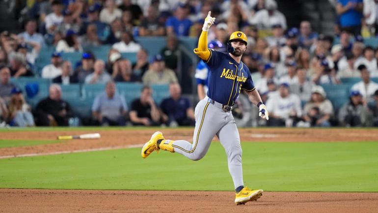 Garrett Mitchell de los Milwaukee Brewers celebra en la Serie de Campeonato contra los Dodgers | AP