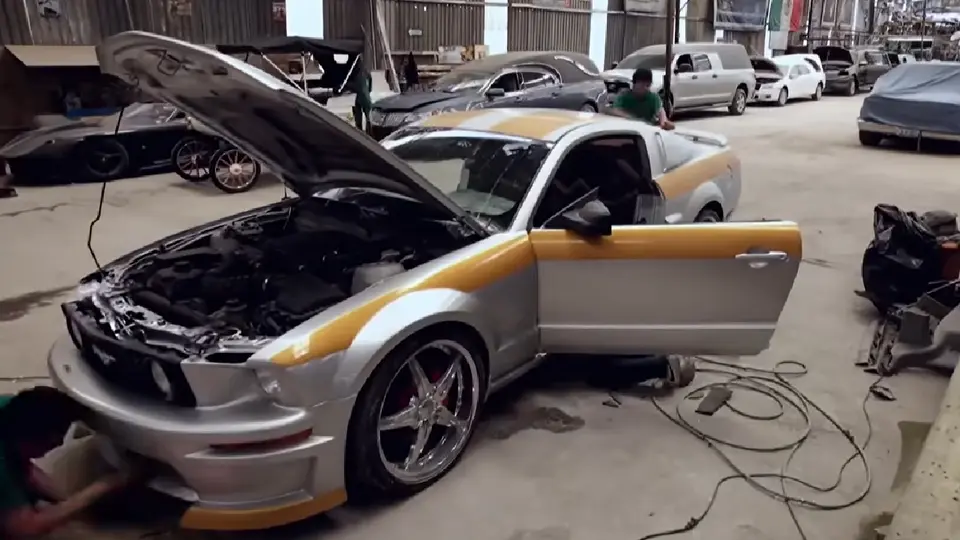 Mexicánicos trabajando en el Mustang de místico | CAPTURA