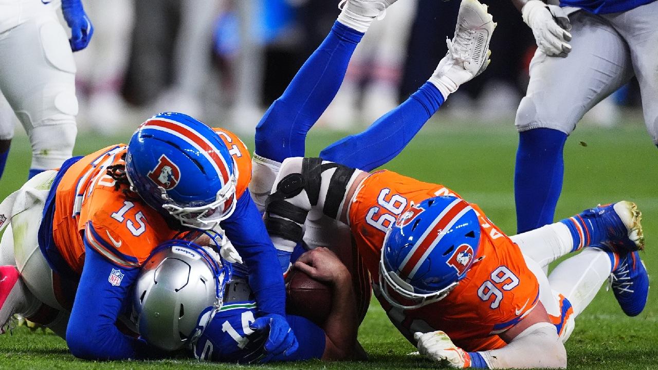 Denver evitó el desastre en el Thursday Night Football gracias a una actuación estelar de su defensa