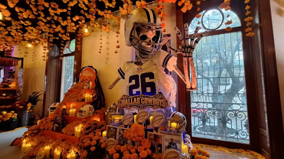 Adornos de los Raiders en la exposición | JOSÉ MORENO