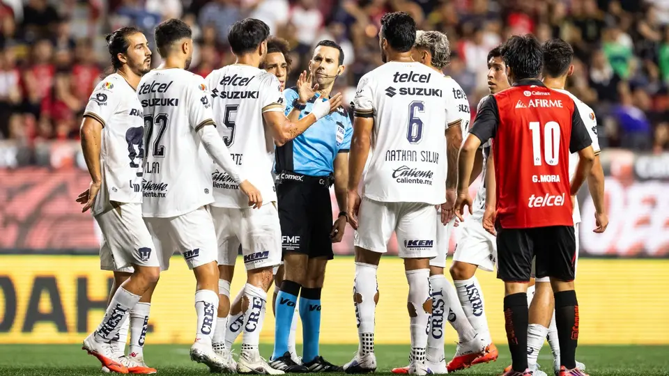 Jugadores de Pumas reclaman a César Ramos Palazuelos | IMAGO 7