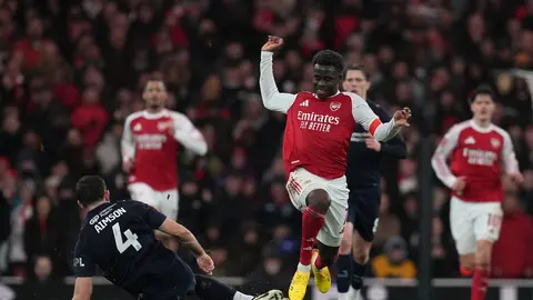 Bukayo Saka seguirá siendo jugador del Arsenal por lo menos cuatro años más | AP
