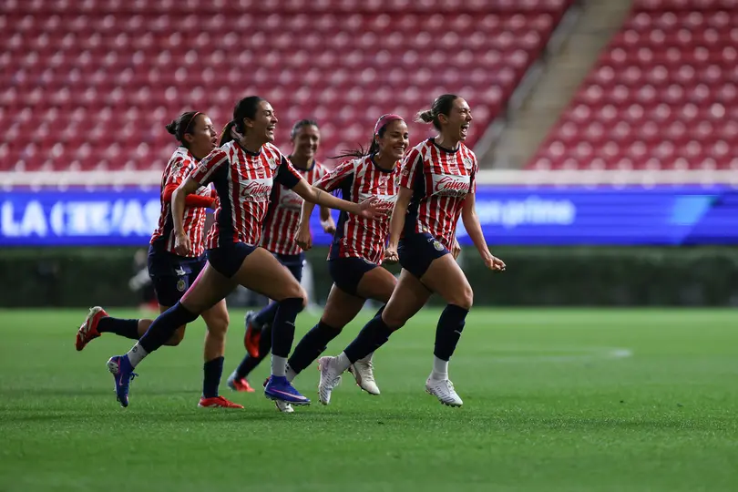 Jugadoras de Chivas celebran en el triunfo contra Atlas en el Clausura 2026 | IMAGO 7