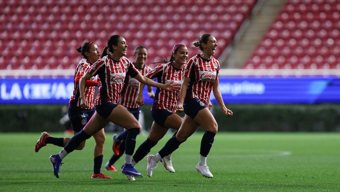 Jugadoras de Chivas celebran en el triunfo contra Atlas en el Clausura 2026 | IMAGO 7