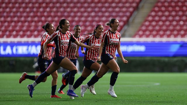 Jugadoras de Chivas celebran en el triunfo contra Atlas en el Clausura 2026 | IMAGO 7