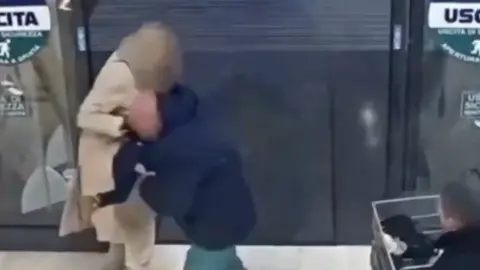 La madre trató de sostener con todas sus fuerzas a la niña, pero el hombre logró arrebatársela / Especial