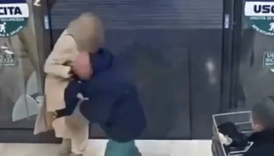 La madre trató de sostener con todas sus fuerzas a la niña, pero el hombre logró arrebatársela / Especial