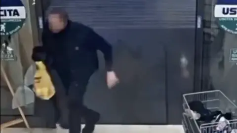 La gente corrió a auxiliar a la madre hasta que lograron someter al hombre, que al parecer es de situación de calle / Especial