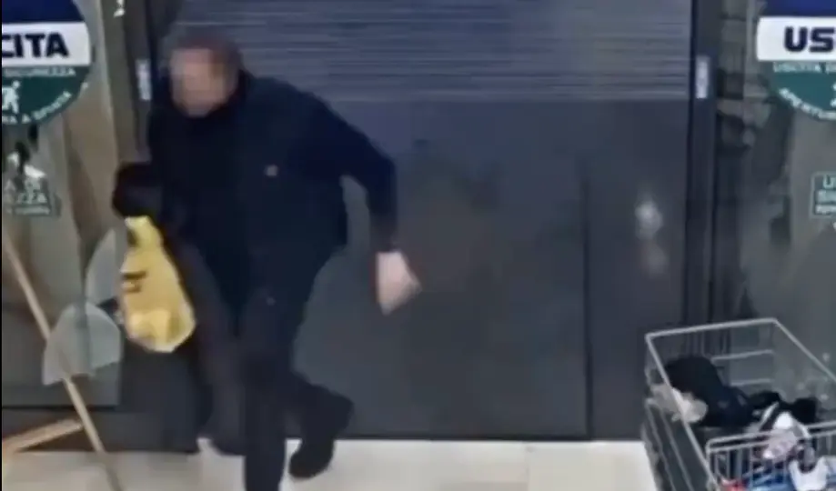 La gente corrió a auxiliar a la madre hasta que lograron someter al hombre, que al parecer es de situación de calle / Especial