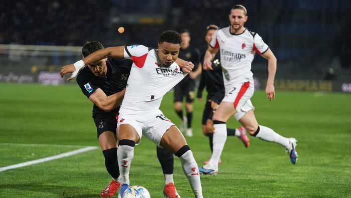 Christopher Nkunku recibe la marca de Simone Canestrelli en el compromiso entre AC Milan y Pisa | AP