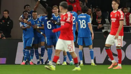 Con gol y pelea, Vinicius 'se roba' el show en la victoria de Real Madrid ante Benfica en Champions League