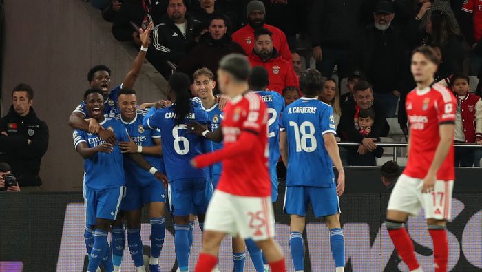 Jugadores de Real Madrid celebran con Vinicius su gol ante Benfica en Champions League | AP
