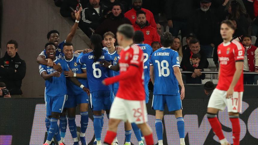 Jugadores de Real Madrid celebran con Vinicius su gol ante Benfica en Champions League | AP