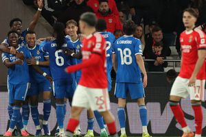 Jugadores de Real Madrid celebran con Vinicius su gol ante Benfica en Champions League | AP