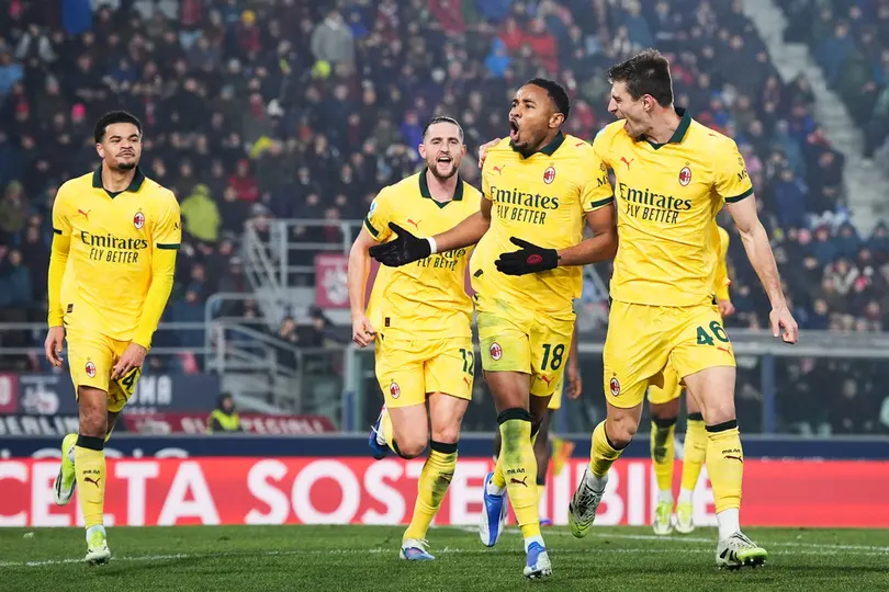 Jugadores de AC Milan festejan con Christopher Nkunku el gol en el juego ante Bologna | AP
