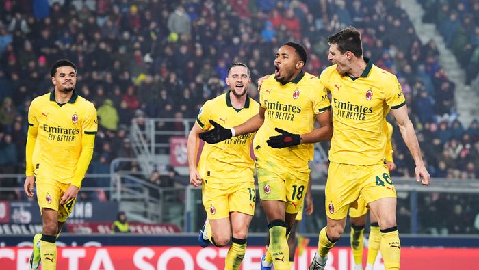 Jugadores de AC Milan festejan con Christopher Nkunku el gol en el juego ante Bologna | AP