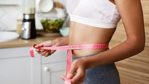 Lo mejor es acudir con especialistas para una dieta adecuada a tu peso, estatura y hábitos diarios / FREEPIK