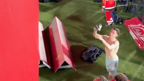 Fidalgo regala jersey del Betis a niño en la tribuna l CAPTURA
