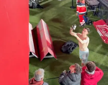 Fidalgo regala jersey del Betis a niño en la tribuna l CAPTURA
