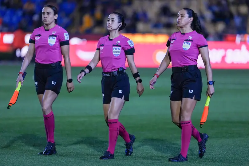 Katia Itzel García al frente de la tripleta arbitral del partido entre Tigres y Santos en la Jornada 5 del Clausura 2026 | IMAGO 7
