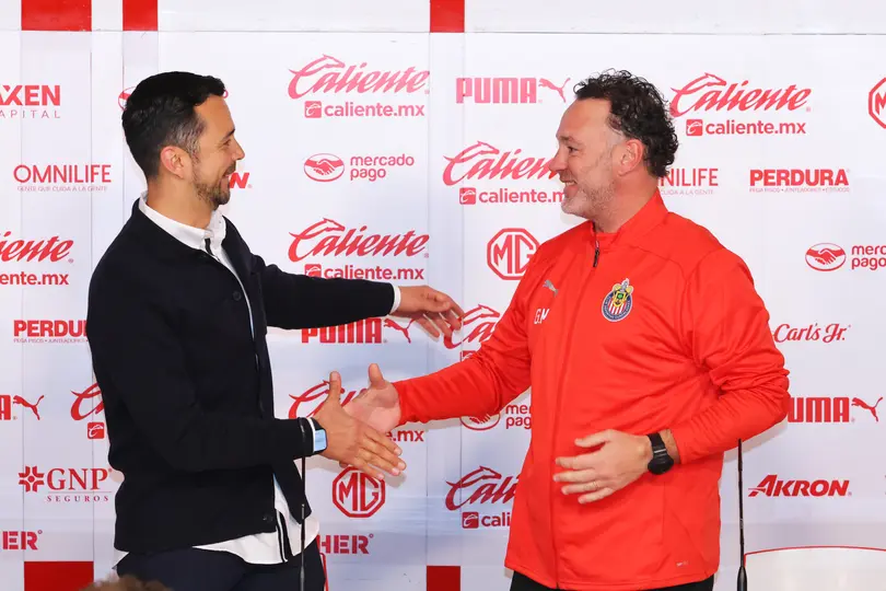 Milito tuvo una reunión con la directiva de Chivas | IMAGO7